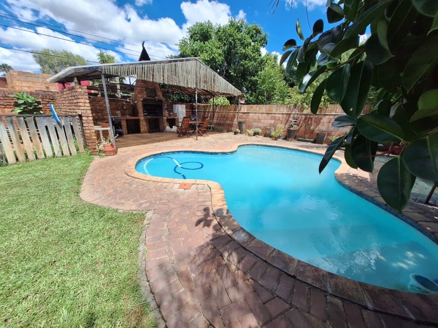 4 Bedroom Property for Sale in Rhodesdene Northern Cape